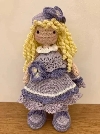 Bambola VIOLET amigurumi uncinetto a mano