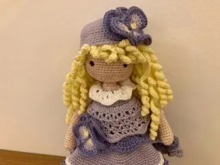 Bambola VIOLET amigurumi uncinetto a mano
