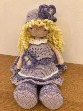 Bambola VIOLET amigurumi uncinetto a mano