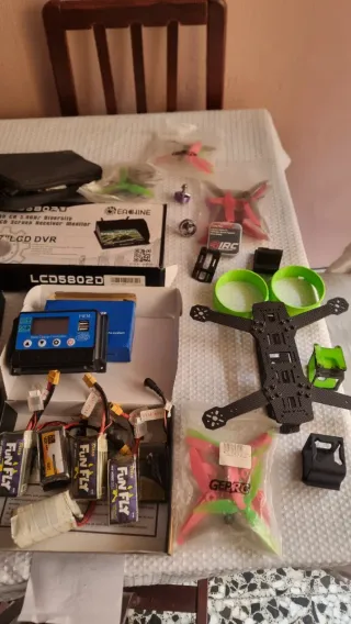 Attrezzatura Completa per Droni FPV