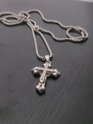 Collana con ciondolo a croce