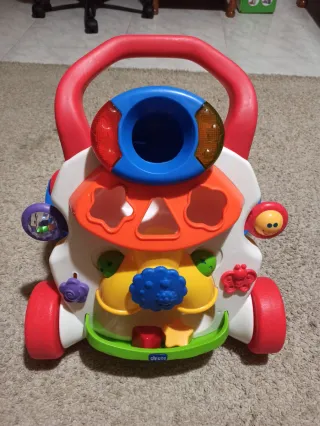 Correpasillos y centro de actividades Chicco.