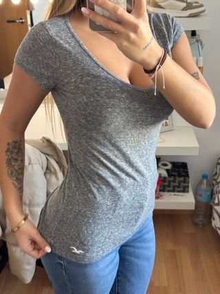 Camiseta Hollister cuello pico gris