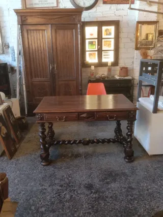 Escritorio de madera tallada