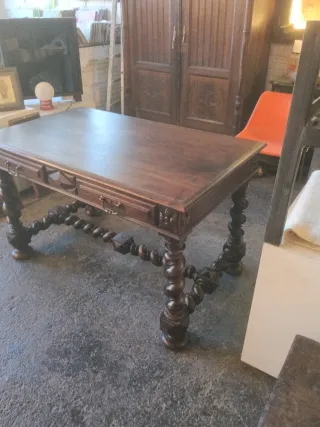 Escritorio de madera tallada