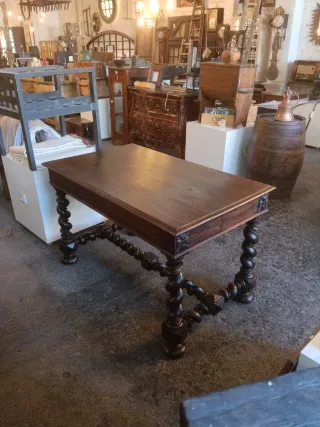 Escritorio de madera tallada