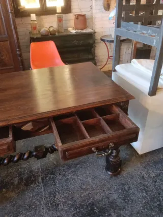 Escritorio de madera tallada