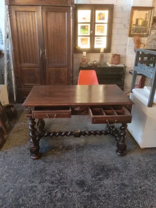Escritorio de madera tallada