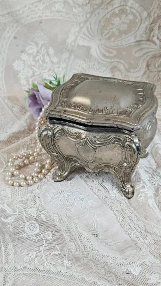 Joyero antiguo plateado con interior morado