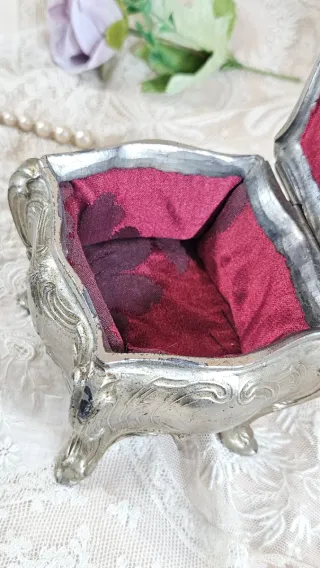Joyero antiguo plateado con interior morado