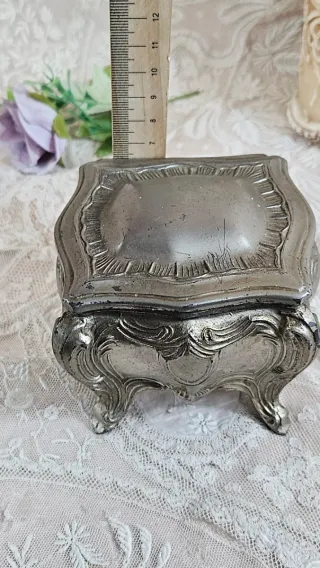 Joyero antiguo plateado con interior morado