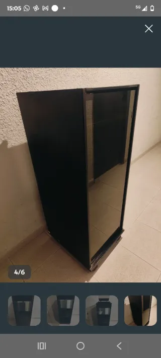 Alacena de cristal y madera.