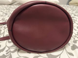 Bolso de mano burdeos con detalle floral