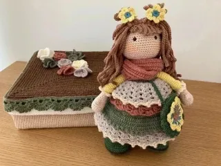 Bambola NENI amigurumi con scatola abbinata uncin.