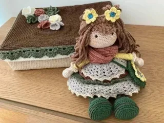 Bambola NENI amigurumi con scatola abbinata uncin.