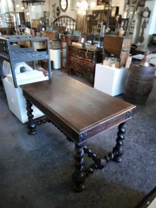 Escritorio de madera antiguo