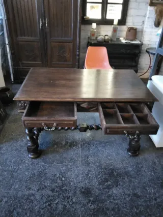 Escritorio de madera antiguo