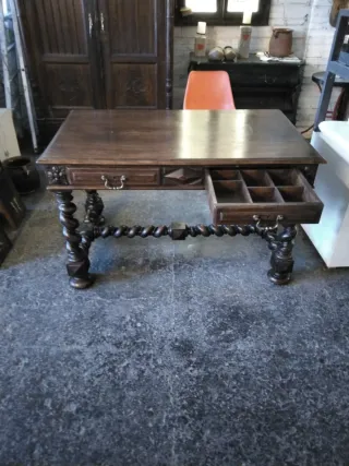 Escritorio de madera antiguo