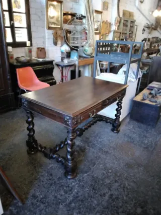 Escritorio de madera antiguo