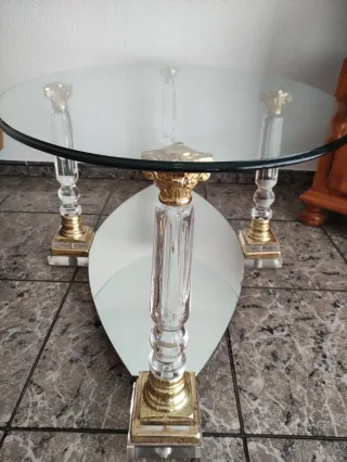Mesa auxiliar cristal y metal dorado