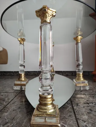 Mesa auxiliar cristal y metal dorado