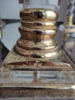 Mesa auxiliar cristal y metal dorado