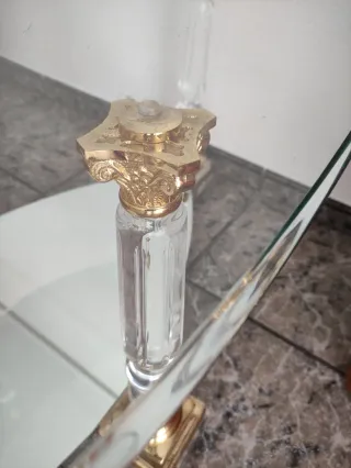 Mesa auxiliar cristal y metal dorado
