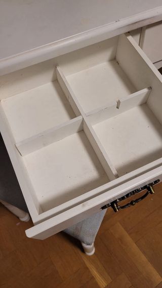 Tocador blanco con espejo y taburete