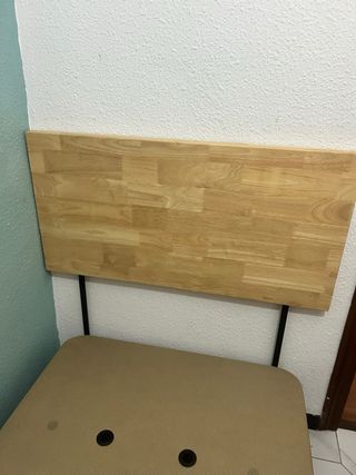 Cama individual con cabecero de madera