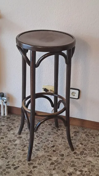 Taburete alto de madera oscuro