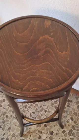 Taburete alto de madera oscuro