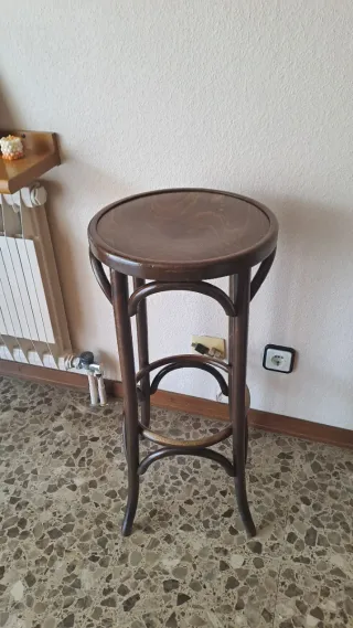 Taburete alto de madera oscuro