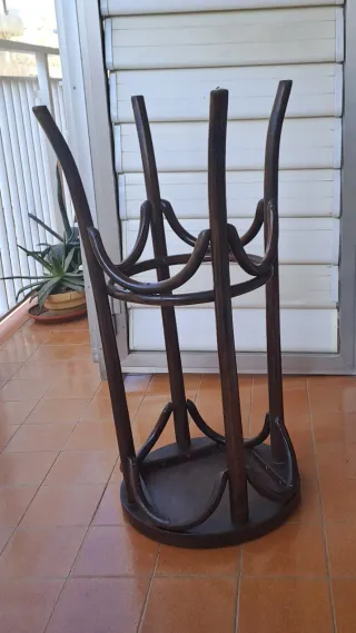 Taburete alto de madera oscuro