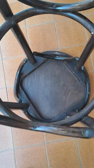 Taburete alto de madera oscuro