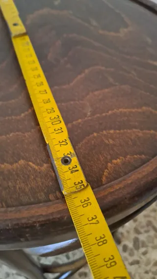 Taburete alto de madera oscuro