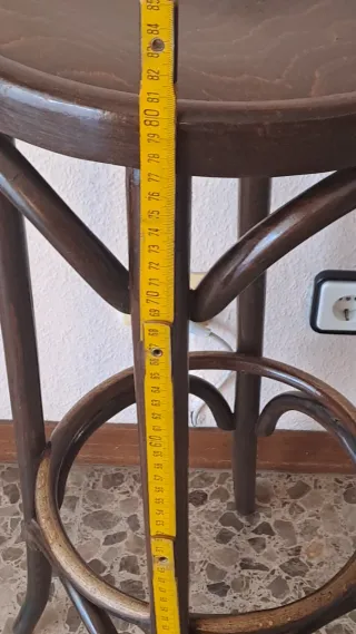 Taburete alto de madera oscuro