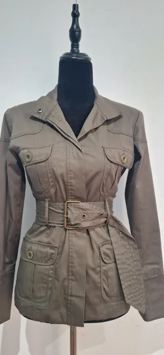 Chaqueta militar verde con cinturón