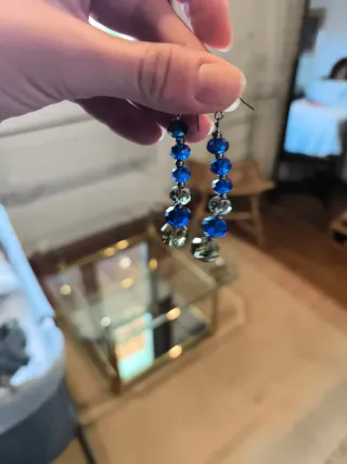 Pendientes largos de cristales azules y grises
