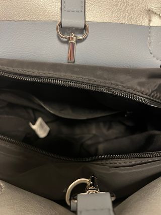 Bolso azul hielo de hombro. Con bolsa interior