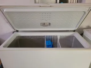 Congelador Horizontal Blanco marca Indesit.