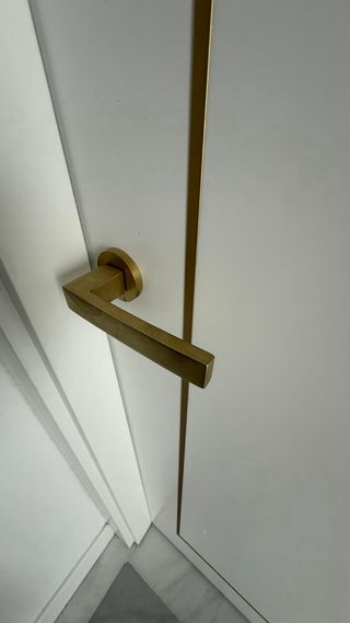 Puerta Blanca Lacada con Detalle Latón