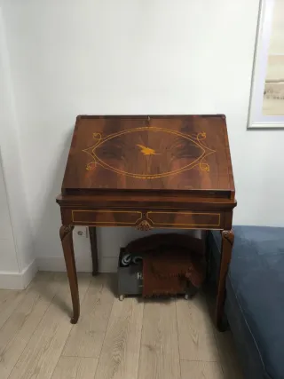 Secreter/Buro de madera con detalles dorados