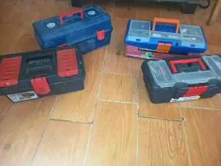 Caja de herramientas azul y negra