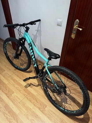 Bicicleta Ghost Off-Road Negra/Azul En persona