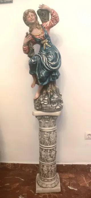 Escultura cerámica con pedestal