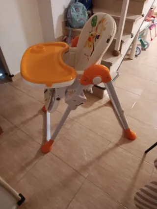 Trona infantil con diseño de jirafas