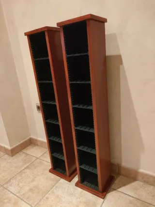 DOS ESTANTERÍAS PARA CD