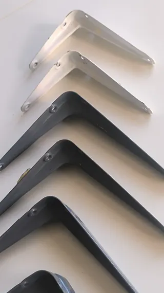 6 escuadras metálicas con nervio