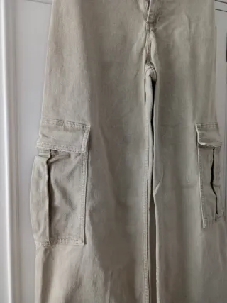 Pantalón cargo beige ancho