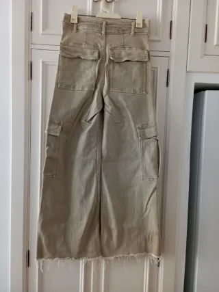 Pantalón cargo beige ancho